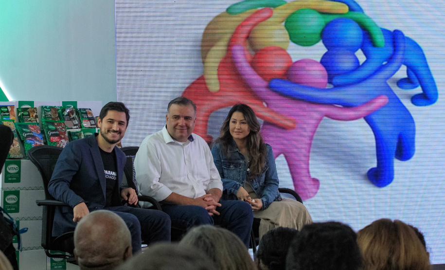 O Governo do Estado lançou nesta quinta-feira (17) o Paraná Solidário, aplicativo criado especialmente para promover a doação direta entre os cidadãos e as entidades beneficentes. A tecnologia, idealizada pela Secretaria da Justiça, Família e Trabalho, com apoio técnico da Celepar, é uma ponte entre empresas e pessoas físicas que queiram doar para instituições produtos como alimentos, roupas, móveis, eletrodomésticos, ração para animais. Foto: Valdelino Pontes