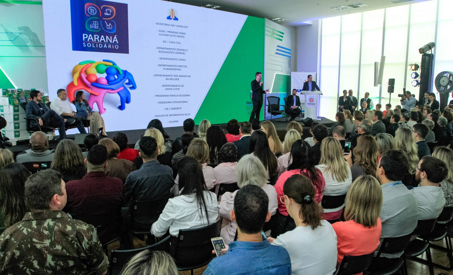 O Governo do Estado lançou nesta quinta-feira (17) o Paraná Solidário, aplicativo criado especialmente para promover a doação direta entre os cidadãos e as entidades beneficentes. A tecnologia, idealizada pela Secretaria da Justiça, Família e Trabalho, com apoio técnico da Celepar, é uma ponte entre empresas e pessoas físicas que queiram doar para instituições produtos como alimentos, roupas, móveis, eletrodomésticos, ração para animais. Foto: Valdelino Pontes