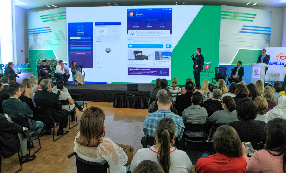 O Governo do Estado lançou nesta quinta-feira (17) o Paraná Solidário, aplicativo criado especialmente para promover a doação direta entre os cidadãos e as entidades beneficentes. A tecnologia, idealizada pela Secretaria da Justiça, Família e Trabalho, com apoio técnico da Celepar, é uma ponte entre empresas e pessoas físicas que queiram doar para instituições produtos como alimentos, roupas, móveis, eletrodomésticos, ração para animais. Foto: Valdelino Pontes