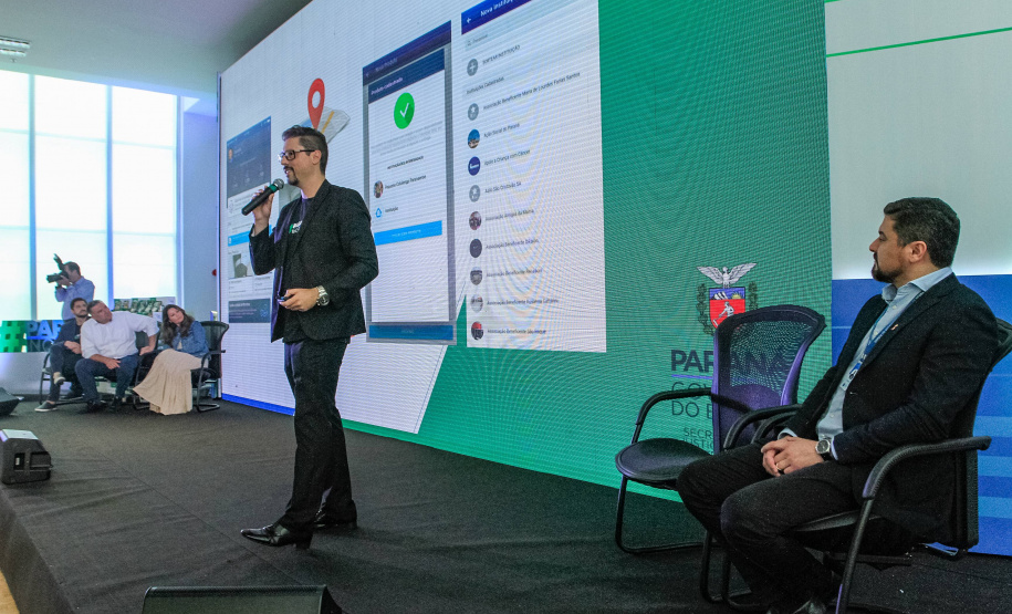 O Governo do Estado lançou nesta quinta-feira (17) o Paraná Solidário, aplicativo criado especialmente para promover a doação direta entre os cidadãos e as entidades beneficentes. A tecnologia, idealizada pela Secretaria da Justiça, Família e Trabalho, com apoio técnico da Celepar, é uma ponte entre empresas e pessoas físicas que queiram doar para instituições produtos como alimentos, roupas, móveis, eletrodomésticos, ração para animais. Foto: Valdelino Pontes