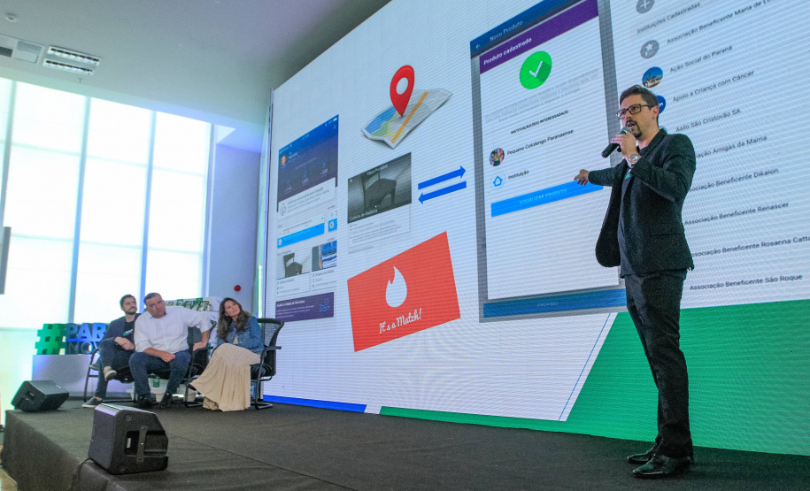 O Governo do Estado lançou nesta quinta-feira (17) o Paraná Solidário, aplicativo criado especialmente para promover a doação direta entre os cidadãos e as entidades beneficentes. A tecnologia, idealizada pela Secretaria da Justiça, Família e Trabalho, com apoio técnico da Celepar, é uma ponte entre empresas e pessoas físicas que queiram doar para instituições produtos como alimentos, roupas, móveis, eletrodomésticos, ração para animais. Foto: Valdelino Pontes