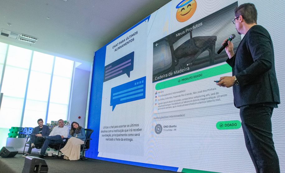 O Governo do Estado lançou nesta quinta-feira (17) o Paraná Solidário, aplicativo criado especialmente para promover a doação direta entre os cidadãos e as entidades beneficentes. A tecnologia, idealizada pela Secretaria da Justiça, Família e Trabalho, com apoio técnico da Celepar, é uma ponte entre empresas e pessoas físicas que queiram doar para instituições produtos como alimentos, roupas, móveis, eletrodomésticos, ração para animais. Foto: Valdelino Pontes