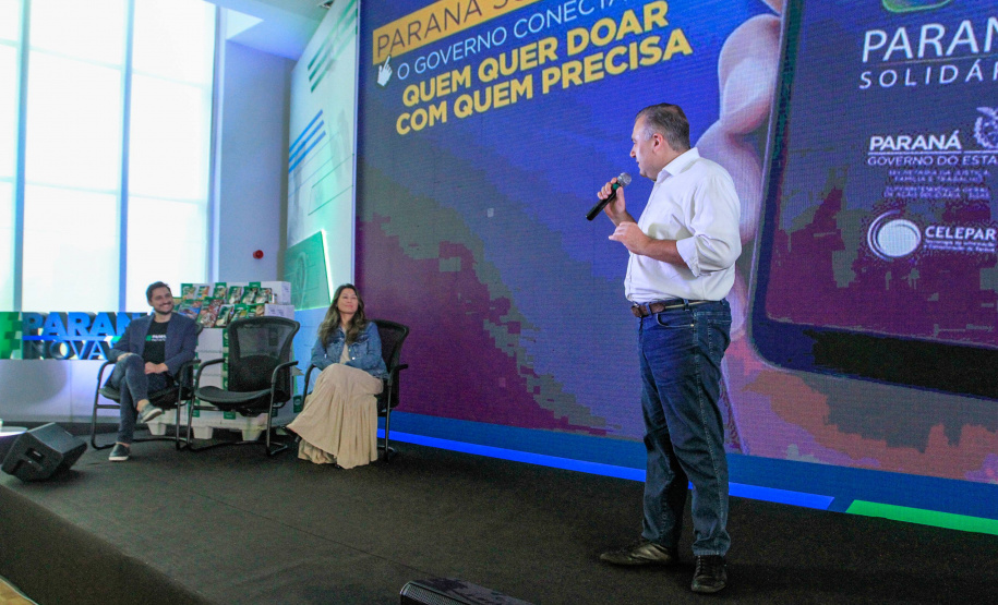 O Governo do Estado lançou nesta quinta-feira (17) o Paraná Solidário, aplicativo criado especialmente para promover a doação direta entre os cidadãos e as entidades beneficentes. A tecnologia, idealizada pela Secretaria da Justiça, Família e Trabalho, com apoio técnico da Celepar, é uma ponte entre empresas e pessoas físicas que queiram doar para instituições produtos como alimentos, roupas, móveis, eletrodomésticos, ração para animais. Foto: Valdelino Pontes
