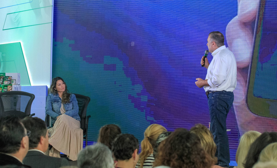 O Governo do Estado lançou nesta quinta-feira (17) o Paraná Solidário, aplicativo criado especialmente para promover a doação direta entre os cidadãos e as entidades beneficentes. A tecnologia, idealizada pela Secretaria da Justiça, Família e Trabalho, com apoio técnico da Celepar, é uma ponte entre empresas e pessoas físicas que queiram doar para instituições produtos como alimentos, roupas, móveis, eletrodomésticos, ração para animais. Foto: Valdelino Pontes