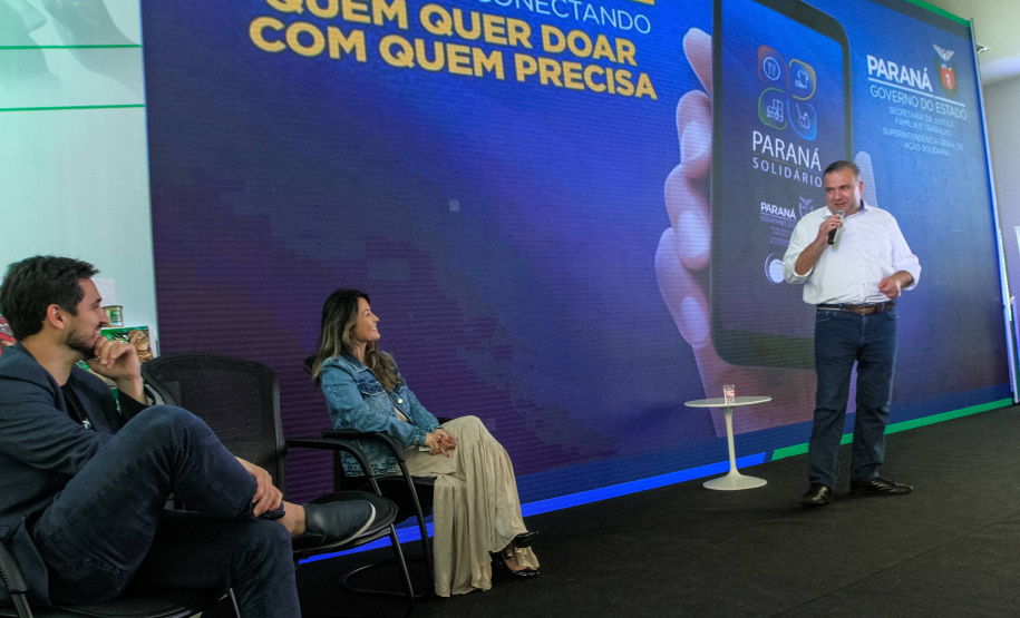 O Governo do Estado lançou nesta quinta-feira (17) o Paraná Solidário, aplicativo criado especialmente para promover a doação direta entre os cidadãos e as entidades beneficentes. A tecnologia, idealizada pela Secretaria da Justiça, Família e Trabalho, com apoio técnico da Celepar, é uma ponte entre empresas e pessoas físicas que queiram doar para instituições produtos como alimentos, roupas, móveis, eletrodomésticos, ração para animais. Foto: Valdelino Pontes