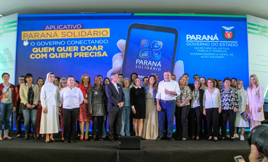 O Governo do Estado lançou nesta quinta-feira (17) o Paraná Solidário, aplicativo criado especialmente para promover a doação direta entre os cidadãos e as entidades beneficentes. A tecnologia, idealizada pela Secretaria da Justiça, Família e Trabalho, com apoio técnico da Celepar, é uma ponte entre empresas e pessoas físicas que queiram doar para instituições produtos como alimentos, roupas, móveis, eletrodomésticos, ração para animais. Foto: Valdelino Pontes