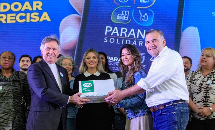 O Governo do Estado lançou nesta quinta-feira (17) o Paraná Solidário, aplicativo criado especialmente para promover a doação direta entre os cidadãos e as entidades beneficentes. A tecnologia, idealizada pela Secretaria da Justiça, Família e Trabalho, com apoio técnico da Celepar, é uma ponte entre empresas e pessoas físicas que queiram doar para instituições produtos como alimentos, roupas, móveis, eletrodomésticos, ração para animais. Foto: Valdelino Pontes