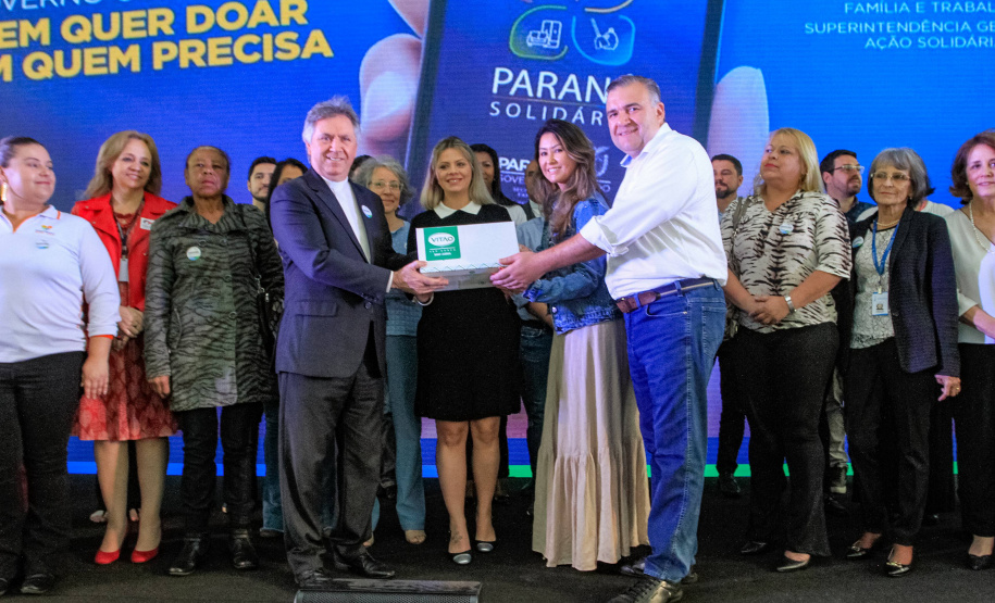 O Governo do Estado lançou nesta quinta-feira (17) o Paraná Solidário, aplicativo criado especialmente para promover a doação direta entre os cidadãos e as entidades beneficentes. A tecnologia, idealizada pela Secretaria da Justiça, Família e Trabalho, com apoio técnico da Celepar, é uma ponte entre empresas e pessoas físicas que queiram doar para instituições produtos como alimentos, roupas, móveis, eletrodomésticos, ração para animais. Foto: Valdelino Pontes