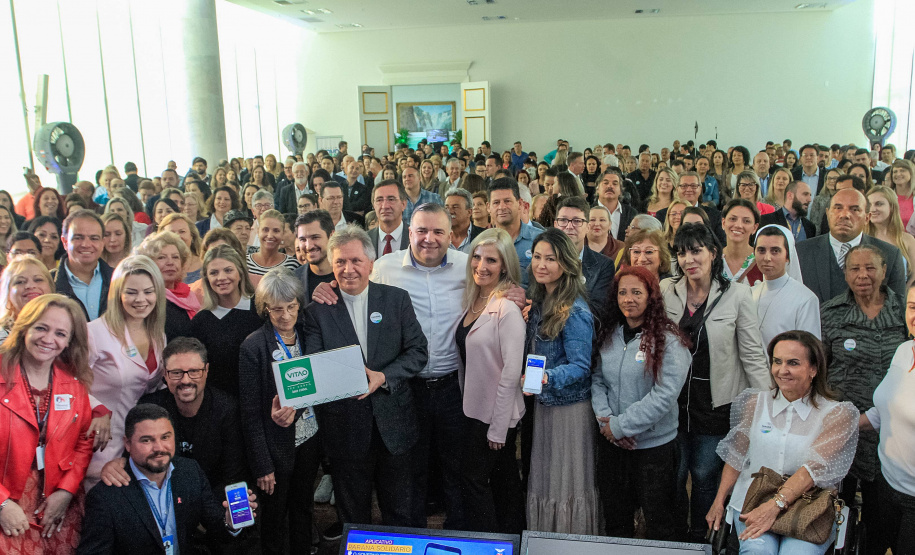 O Governo do Estado lançou nesta quinta-feira (17) o Paraná Solidário, aplicativo criado especialmente para promover a doação direta entre os cidadãos e as entidades beneficentes. A tecnologia, idealizada pela Secretaria da Justiça, Família e Trabalho, com apoio técnico da Celepar, é uma ponte entre empresas e pessoas físicas que queiram doar para instituições produtos como alimentos, roupas, móveis, eletrodomésticos, ração para animais. Foto: Valdelino Pontes