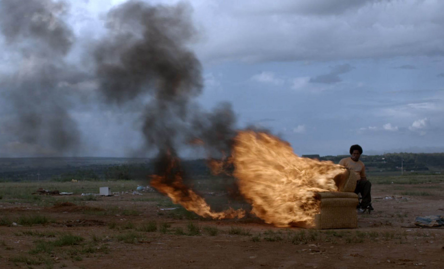 19/10 | SÁBADO
19h | Branco Sai, Preto Fica
Direção de Adirley Queirós
2015, 93 min
Tiros em um baile de black music na periferia de Brasília ferem dois homens, que ficam marcados para sempre. Um terceiro vem do futuro para investigar o acontecido e provar que a culpa é da sociedade repressiva.
*Sessão seguida de bate-papo mediado pelo cineasta Tomás von der Osten.