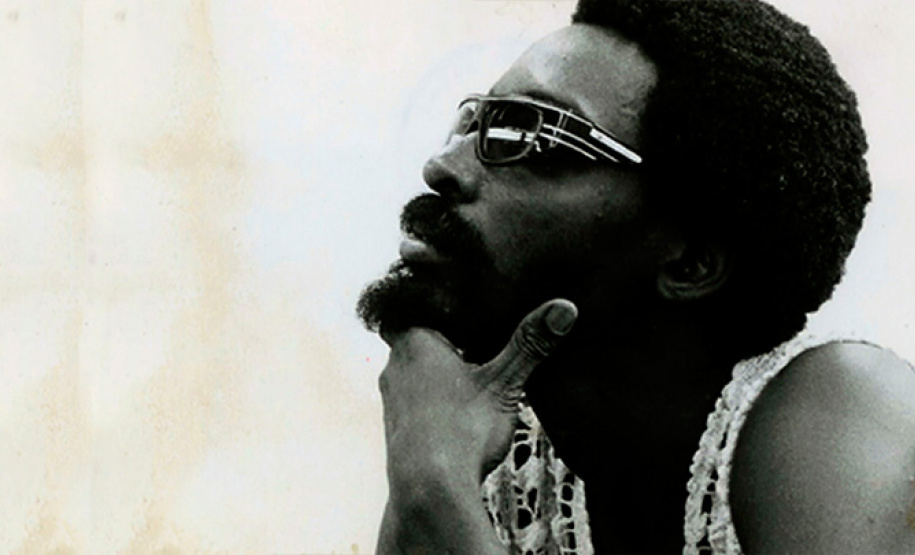 19/10 | SÁBADO
17h | Daquele instante em diante
Direção de Rogério Velloso
2011, 1h50min
Documentário que percorre a trajetória musical do compositor e cantor Itamar Assumpção (1949 - 2003), desde os anos da Vanguarda Paulista na década de 1980 até a sua morte aos 53 anos