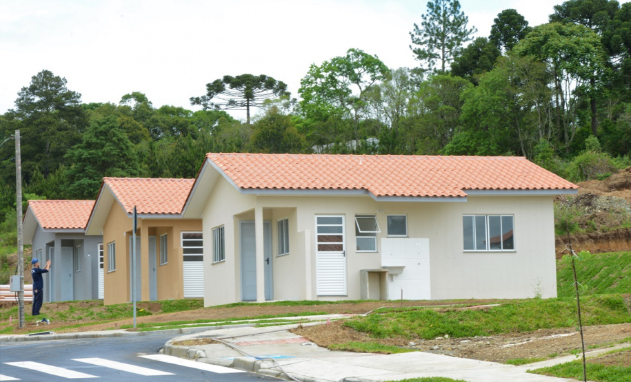 Quarenta e oito famílias de Rio Azul, na região Centro-Sul do Paraná, receberam nesta quinta-feira (17) as chaves de suas moradias. Elas são as novas moradoras do Residencial Rio Azul VII, empreendimento construído em uma parceria do Governo do Paraná, Governo Federal e prefeitura de Rio Azul. O empreendimento foi inaugurado com a presença do vice-governador Darci Piana.Foto: Guilherme Santos / Cohapar
