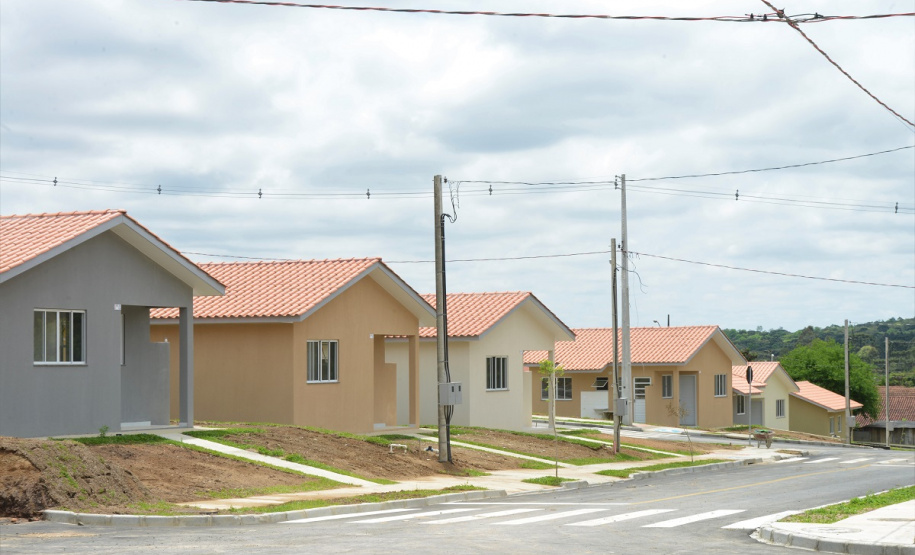 Quarenta e oito famílias de Rio Azul, na região Centro-Sul do Paraná, receberam nesta quinta-feira (17) as chaves de suas moradias. Elas são as novas moradoras do Residencial Rio Azul VII, empreendimento construído em uma parceria do Governo do Paraná, Governo Federal e prefeitura de Rio Azul. O empreendimento foi inaugurado com a presença do vice-governador Darci Piana.Foto: Guilherme Santos / Cohapar