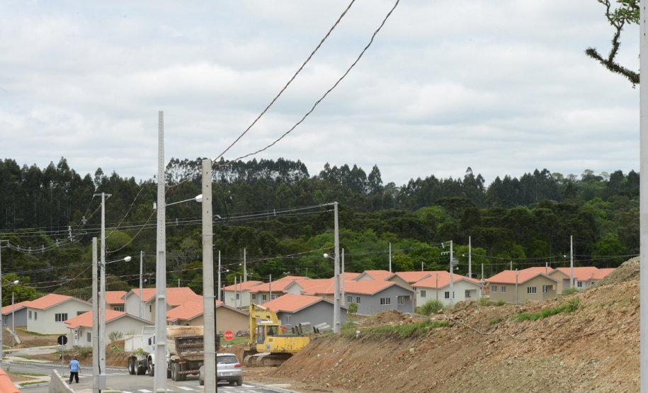 Quarenta e oito famílias de Rio Azul, na região Centro-Sul do Paraná, receberam nesta quinta-feira (17) as chaves de suas moradias. Elas são as novas moradoras do Residencial Rio Azul VII, empreendimento construído em uma parceria do Governo do Paraná, Governo Federal e prefeitura de Rio Azul. O empreendimento foi inaugurado com a presença do vice-governador Darci Piana.Foto: Guilherme Santos / Cohapar