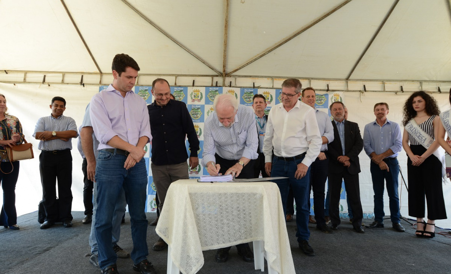 Quarenta e oito famílias de Rio Azul, na região Centro-Sul do Paraná, receberam nesta quinta-feira (17) as chaves de suas moradias. Elas são as novas moradoras do Residencial Rio Azul VII, empreendimento construído em uma parceria do Governo do Paraná, Governo Federal e prefeitura de Rio Azul. O empreendimento foi inaugurado com a presença do vice-governador Darci Piana.Foto: Guilherme Santos / Cohapar