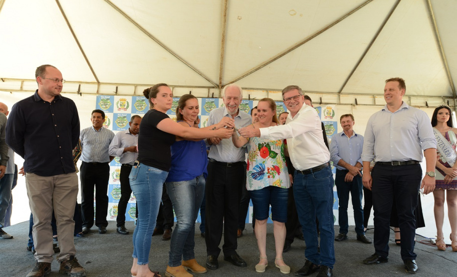 Quarenta e oito famílias de Rio Azul, na região Centro-Sul do Paraná, receberam nesta quinta-feira (17) as chaves de suas moradias. Elas são as novas moradoras do Residencial Rio Azul VII, empreendimento construído em uma parceria do Governo do Paraná, Governo Federal e prefeitura de Rio Azul. O empreendimento foi inaugurado com a presença do vice-governador Darci Piana.Foto: Guilherme Santos / Cohapar