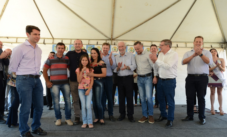 Quarenta e oito famílias de Rio Azul, na região Centro-Sul do Paraná, receberam nesta quinta-feira (17) as chaves de suas moradias. Elas são as novas moradoras do Residencial Rio Azul VII, empreendimento construído em uma parceria do Governo do Paraná, Governo Federal e prefeitura de Rio Azul. O empreendimento foi inaugurado com a presença do vice-governador Darci Piana.Foto: Guilherme Santos / Cohapar