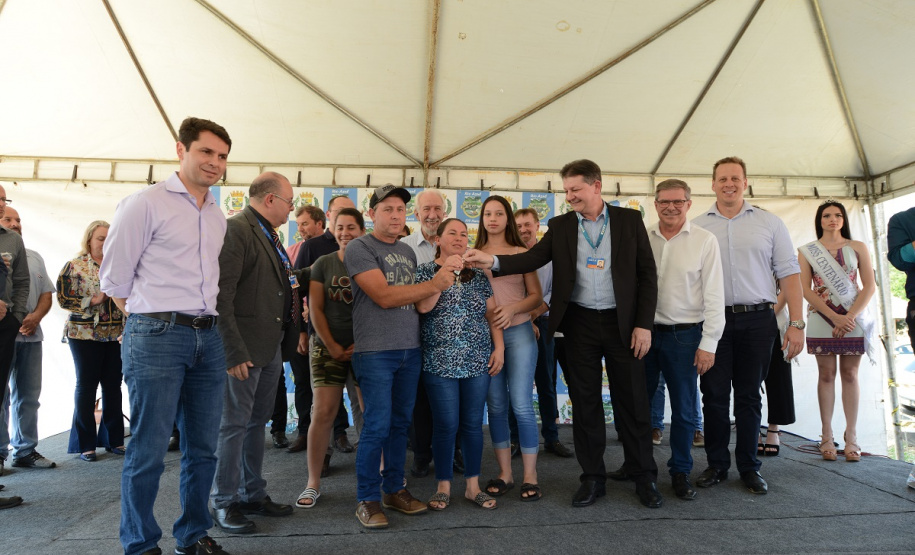 Quarenta e oito famílias de Rio Azul, na região Centro-Sul do Paraná, receberam nesta quinta-feira (17) as chaves de suas moradias. Elas são as novas moradoras do Residencial Rio Azul VII, empreendimento construído em uma parceria do Governo do Paraná, Governo Federal e prefeitura de Rio Azul. O empreendimento foi inaugurado com a presença do vice-governador Darci Piana.Foto: Guilherme Santos / Cohapar