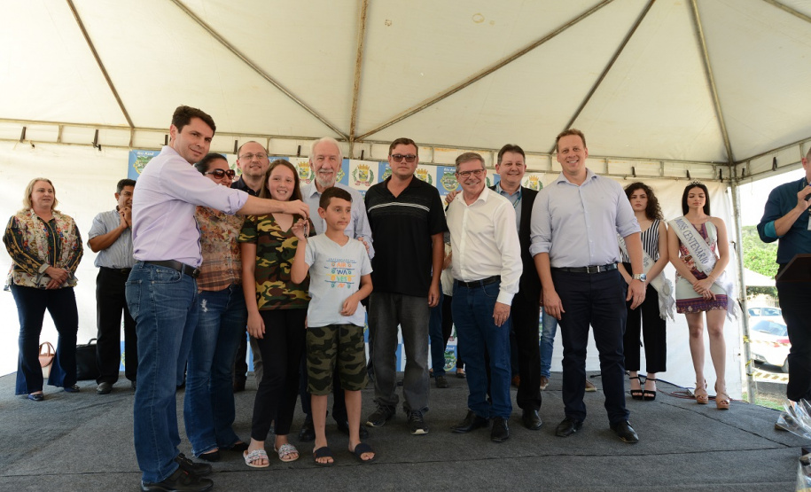Quarenta e oito famílias de Rio Azul, na região Centro-Sul do Paraná, receberam nesta quinta-feira (17) as chaves de suas moradias. Elas são as novas moradoras do Residencial Rio Azul VII, empreendimento construído em uma parceria do Governo do Paraná, Governo Federal e prefeitura de Rio Azul. O empreendimento foi inaugurado com a presença do vice-governador Darci Piana.Foto: Guilherme Santos / Cohapar