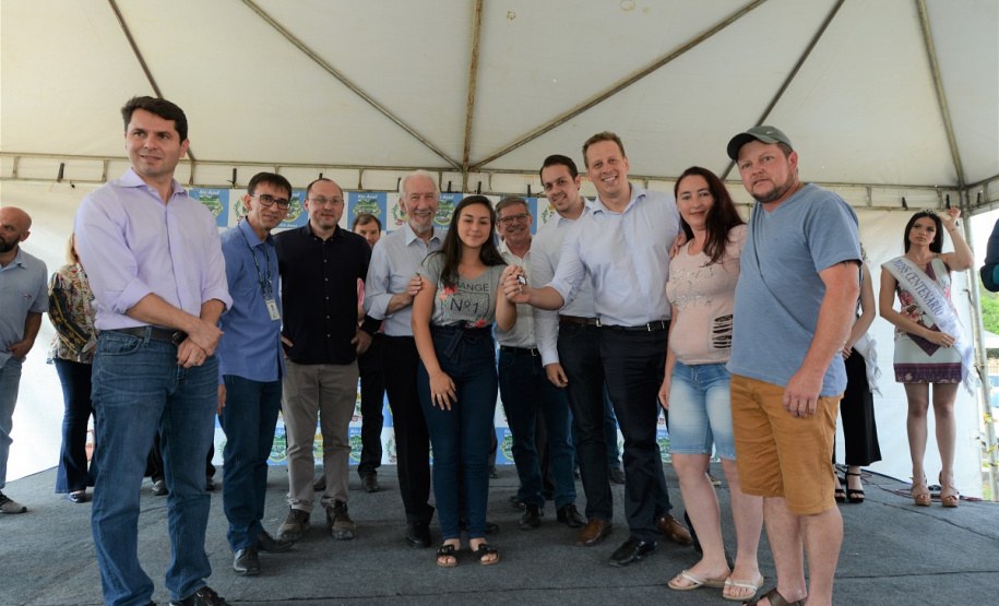 Quarenta e oito famílias de Rio Azul, na região Centro-Sul do Paraná, receberam nesta quinta-feira (17) as chaves de suas moradias. Elas são as novas moradoras do Residencial Rio Azul VII, empreendimento construído em uma parceria do Governo do Paraná, Governo Federal e prefeitura de Rio Azul. O empreendimento foi inaugurado com a presença do vice-governador Darci Piana.Foto: Guilherme Santos / Cohapar
