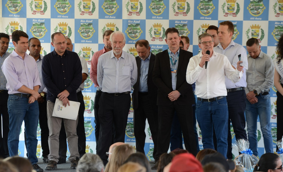 Quarenta e oito famílias de Rio Azul, na região Centro-Sul do Paraná, receberam nesta quinta-feira (17) as chaves de suas moradias. Elas são as novas moradoras do Residencial Rio Azul VII, empreendimento construído em uma parceria do Governo do Paraná, Governo Federal e prefeitura de Rio Azul. O empreendimento foi inaugurado com a presença do vice-governador Darci Piana.Foto: Guilherme Santos / Cohapar