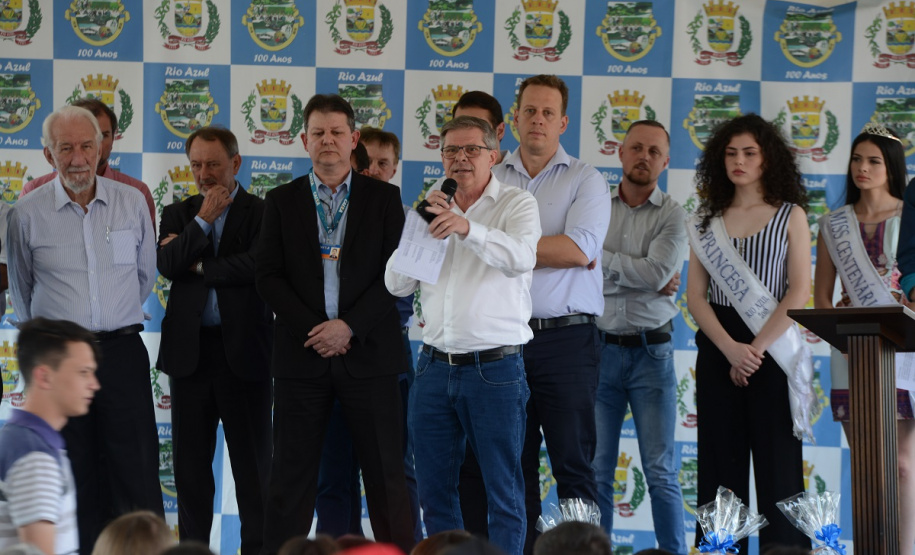 Quarenta e oito famílias de Rio Azul, na região Centro-Sul do Paraná, receberam nesta quinta-feira (17) as chaves de suas moradias. Elas são as novas moradoras do Residencial Rio Azul VII, empreendimento construído em uma parceria do Governo do Paraná, Governo Federal e prefeitura de Rio Azul. O empreendimento foi inaugurado com a presença do vice-governador Darci Piana.Foto: Guilherme Santos / Cohapar