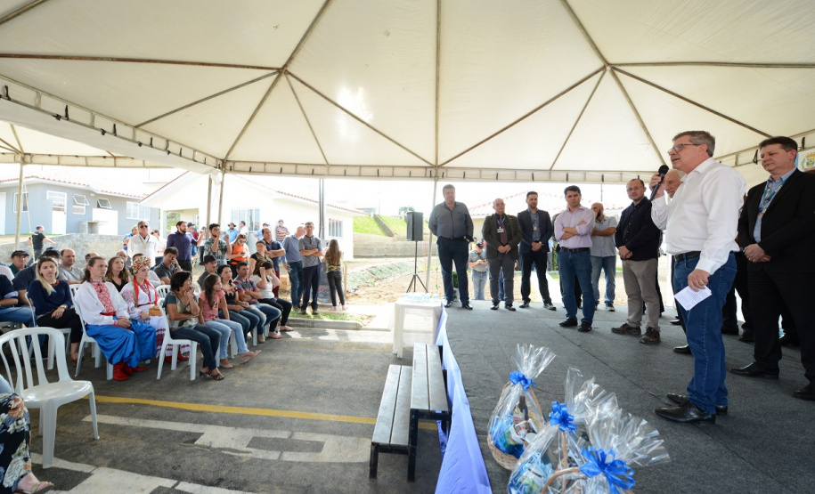 Quarenta e oito famílias de Rio Azul, na região Centro-Sul do Paraná, receberam nesta quinta-feira (17) as chaves de suas moradias. Elas são as novas moradoras do Residencial Rio Azul VII, empreendimento construído em uma parceria do Governo do Paraná, Governo Federal e prefeitura de Rio Azul. O empreendimento foi inaugurado com a presença do vice-governador Darci Piana.Foto: Guilherme Santos / Cohapar