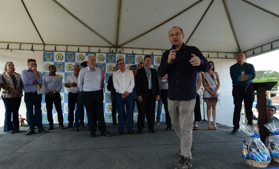 Quarenta e oito famílias de Rio Azul, na região Centro-Sul do Paraná, receberam nesta quinta-feira (17) as chaves de suas moradias. Elas são as novas moradoras do Residencial Rio Azul VII, empreendimento construído em uma parceria do Governo do Paraná, Governo Federal e prefeitura de Rio Azul. O empreendimento foi inaugurado com a presença do vice-governador Darci Piana.Foto: Guilherme Santos / Cohapar