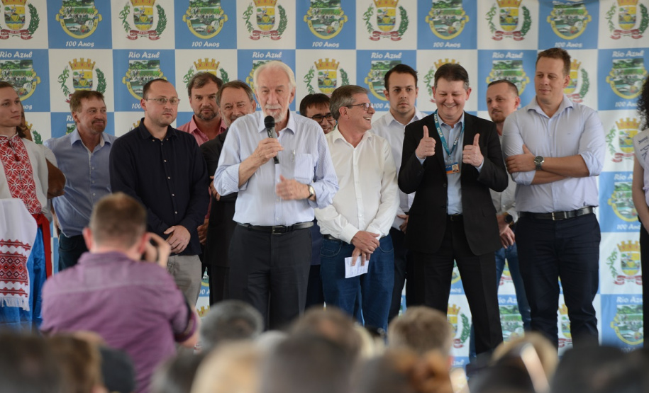 Quarenta e oito famílias de Rio Azul, na região Centro-Sul do Paraná, receberam nesta quinta-feira (17) as chaves de suas moradias. Elas são as novas moradoras do Residencial Rio Azul VII, empreendimento construído em uma parceria do Governo do Paraná, Governo Federal e prefeitura de Rio Azul. O empreendimento foi inaugurado com a presença do vice-governador Darci Piana.Foto: Guilherme Santos / Cohapar