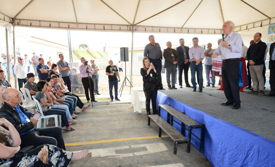 Quarenta e oito famílias de Rio Azul, na região Centro-Sul do Paraná, receberam nesta quinta-feira (17) as chaves de suas moradias. Elas são as novas moradoras do Residencial Rio Azul VII, empreendimento construído em uma parceria do Governo do Paraná, Governo Federal e prefeitura de Rio Azul. O empreendimento foi inaugurado com a presença do vice-governador Darci Piana.Foto: Guilherme Santos / Cohapar