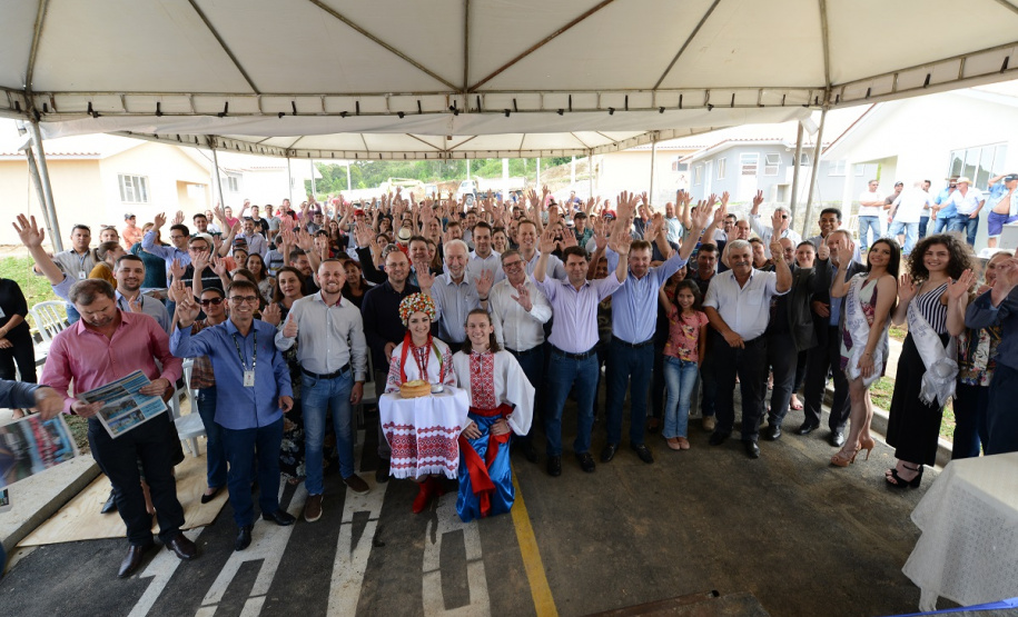 Quarenta e oito famílias de Rio Azul, na região Centro-Sul do Paraná, receberam nesta quinta-feira (17) as chaves de suas moradias. Elas são as novas moradoras do Residencial Rio Azul VII, empreendimento construído em uma parceria do Governo do Paraná, Governo Federal e prefeitura de Rio Azul. O empreendimento foi inaugurado com a presença do vice-governador Darci Piana.Foto: Guilherme Santos / Cohapar