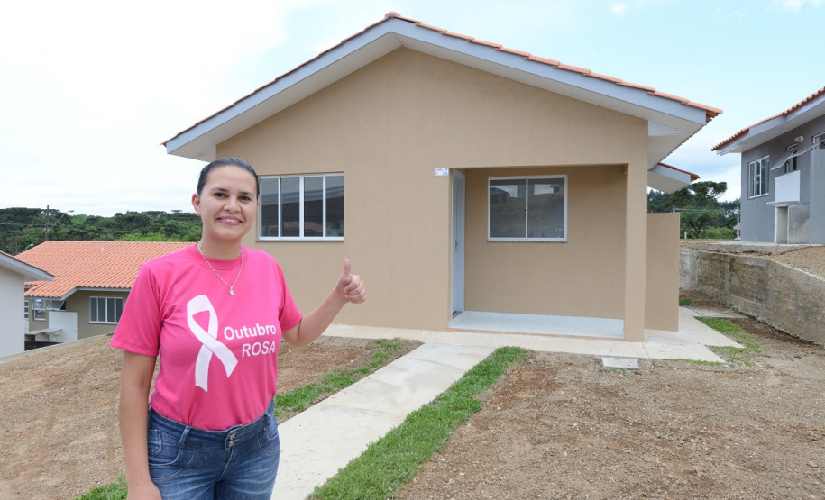 Quarenta e oito famílias de Rio Azul, na região Centro-Sul do Paraná, receberam nesta quinta-feira (17) as chaves de suas moradias. Elas são as novas moradoras do Residencial Rio Azul VII, empreendimento construído em uma parceria do Governo do Paraná, Governo Federal e prefeitura de Rio Azul. O empreendimento foi inaugurado com a presença do vice-governador Darci Piana.Foto: Guilherme Santos / Cohapar
