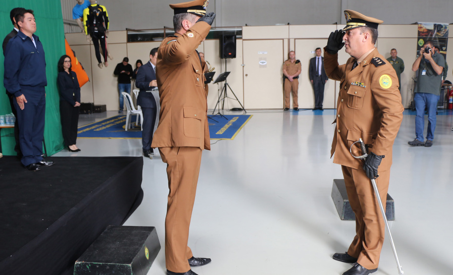 O tenente-coronel Júlio Cesar Pucci dos Santos assumiu nesta quinta-feira (17) o comando do Batalhão de Polícia Militar de Operações Aéreas (BPMOA). O evento aconteceu na sede do BPMOA, no Hangar 12 do Aeroporto Bacacheri, em Curitiba. Autoridades políticas e militares estiveram no evento.