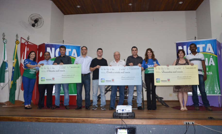 Nota Paraná premia vencedores durante Seminário de Educação Fiscal. Foto: Divulgação/SESA