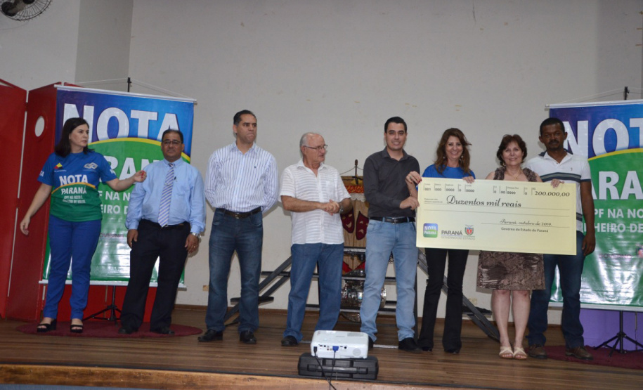 Nota Paraná premia vencedores durante Seminário de Educação Fiscal. Foto: Divulgação/SESA