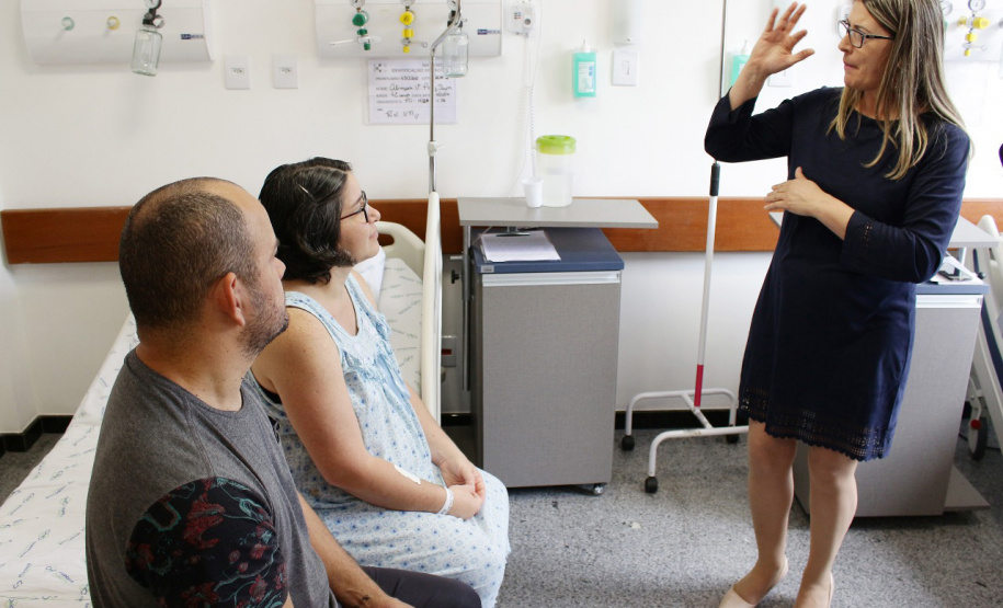 A equipe do Complexo do Hospital do Trabalhador (CHT) se tornou um exemplo de inclusão. O casal Olímpia Virginia Páez e Ronildo Fernandes de Melo são deficientes auditivos e contaram com a ajuda de uma intérprete de Libras para acompanhar o parto e se comunicar com a equipe médica. O procedimento aconteceu na segunda-feira (14).Foto: Divulgação/SESA