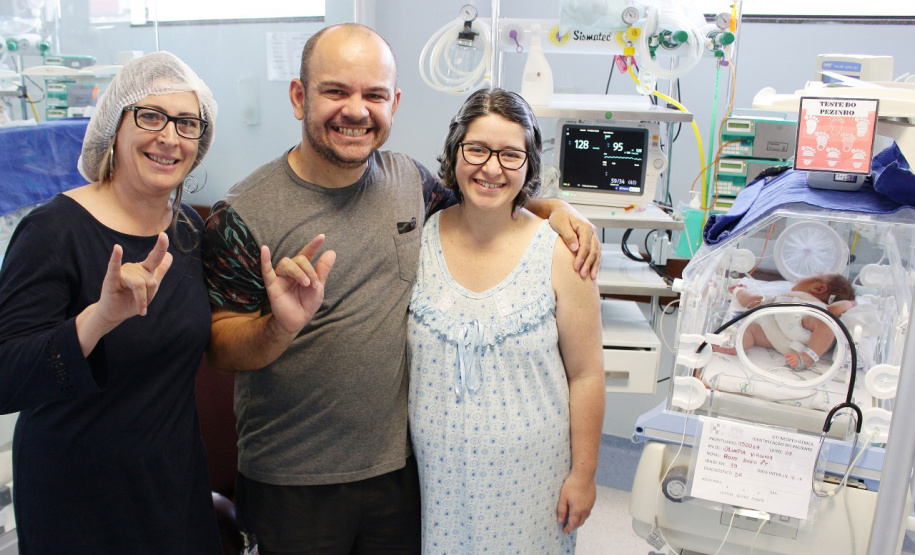 A equipe do Complexo do Hospital do Trabalhador (CHT) se tornou um exemplo de inclusão. O casal Olímpia Virginia Páez e Ronildo Fernandes de Melo são deficientes auditivos e contaram com a ajuda de uma intérprete de Libras para acompanhar o parto e se comunicar com a equipe médica. O procedimento aconteceu na segunda-feira (14).Foto: Divulgação/SESA