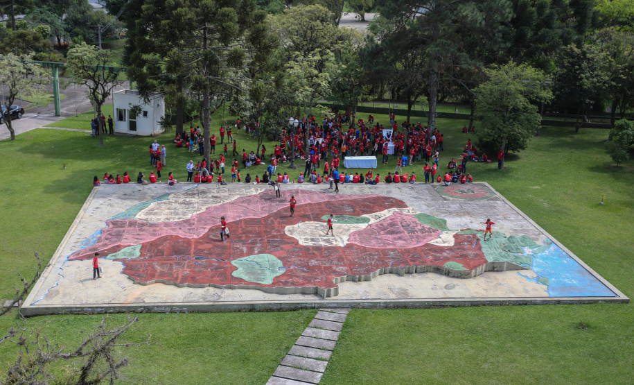 Cerca de 400 crianças do Movimento de Trabalhadores Rurais Sem-Terra (MST) fizeram uma visita, nesta sexta-feira (18), ao Palácio Iguaçu, sede do Executivo estadual. Vindas de diversos acampamentos e assentamentos de todo o Paraná, elas estão em Curitiba para o 13º Encontro Estadual dos Sem Terrinha, que começou na terça-feira (16) e termina nesta sexta. Foto: Geraldo Bubniak/AEN