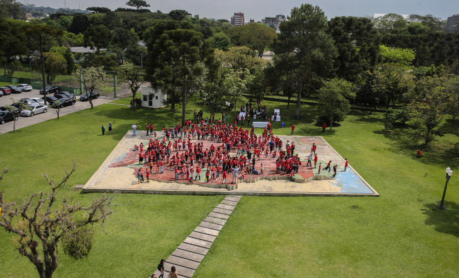Cerca de 400 crianças do Movimento de Trabalhadores Rurais Sem-Terra (MST) fizeram uma visita, nesta sexta-feira (18), ao Palácio Iguaçu, sede do Executivo estadual. Vindas de diversos acampamentos e assentamentos de todo o Paraná, elas estão em Curitiba para o 13º Encontro Estadual dos Sem Terrinha, que começou na terça-feira (16) e termina nesta sexta. Foto: Geraldo Bubniak/AEN