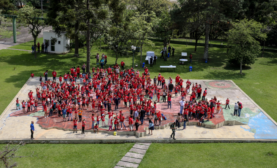 Cerca de 400 crianças do Movimento de Trabalhadores Rurais Sem-Terra (MST) fizeram uma visita, nesta sexta-feira (18), ao Palácio Iguaçu, sede do Executivo estadual. Vindas de diversos acampamentos e assentamentos de todo o Paraná, elas estão em Curitiba para o 13º Encontro Estadual dos Sem Terrinha, que começou na terça-feira (16) e termina nesta sexta.-  Foto: Geraldo Bubniak/AEN