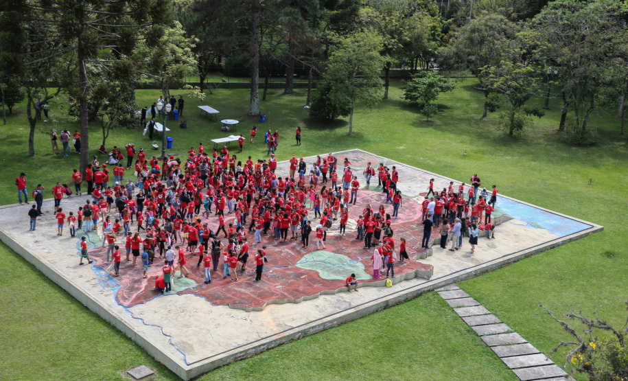 Cerca de 400 crianças do Movimento de Trabalhadores Rurais Sem-Terra (MST) fizeram uma visita, nesta sexta-feira (18), ao Palácio Iguaçu, sede do Executivo estadual. Vindas de diversos acampamentos e assentamentos de todo o Paraná, elas estão em Curitiba para o 13º Encontro Estadual dos Sem Terrinha, que começou na terça-feira (16) e termina nesta sexta.-  Foto: Geraldo Bubniak/AEN