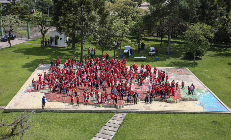 Cerca de 400 crianças do Movimento de Trabalhadores Rurais Sem-Terra (MST) fizeram uma visita, nesta sexta-feira (18), ao Palácio Iguaçu, sede do Executivo estadual. Vindas de diversos acampamentos e assentamentos de todo o Paraná, elas estão em Curitiba para o 13º Encontro Estadual dos Sem Terrinha, que começou na terça-feira (16) e termina nesta sexta.-  Foto: Geraldo Bubniak/AEN