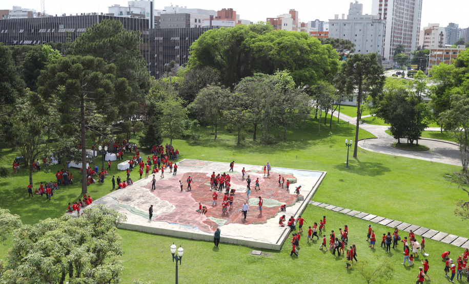 Cerca de 400 crianças do Movimento de Trabalhadores Rurais Sem-Terra (MST) fizeram uma visita, nesta sexta-feira (18), ao Palácio Iguaçu, sede do Executivo estadual. Vindas de diversos acampamentos e assentamentos de todo o Paraná, elas estão em Curitiba para o 13º Encontro Estadual dos Sem Terrinha, que começou na terça-feira (16) e termina nesta sexta. Curitiba, 18-10-19.Foto: Arnaldo Alves / AEN