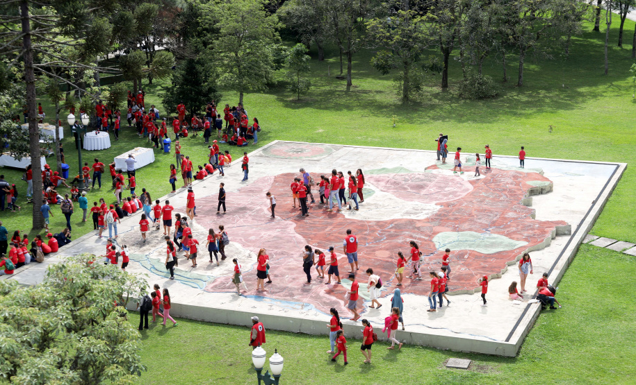 Cerca de 400 crianças do Movimento de Trabalhadores Rurais Sem-Terra (MST) fizeram uma visita, nesta sexta-feira (18), ao Palácio Iguaçu, sede do Executivo estadual. Vindas de diversos acampamentos e assentamentos de todo o Paraná, elas estão em Curitiba para o 13º Encontro Estadual dos Sem Terrinha, que começou na terça-feira (16) e termina nesta sexta. Curitiba, 18-10-19.Foto: Arnaldo Alves / AEN