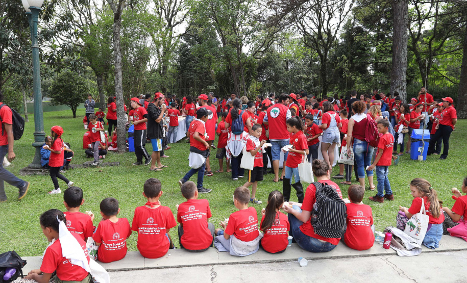 Cerca de 400 crianças do Movimento de Trabalhadores Rurais Sem-Terra (MST) fizeram uma visita, nesta sexta-feira (18), ao Palácio Iguaçu, sede do Executivo estadual. Vindas de diversos acampamentos e assentamentos de todo o Paraná, elas estão em Curitiba para o 13º Encontro Estadual dos Sem Terrinha, que começou na terça-feira (16) e termina nesta sexta. Curitiba, 18-10-19.Foto: Arnaldo Alves / AEN