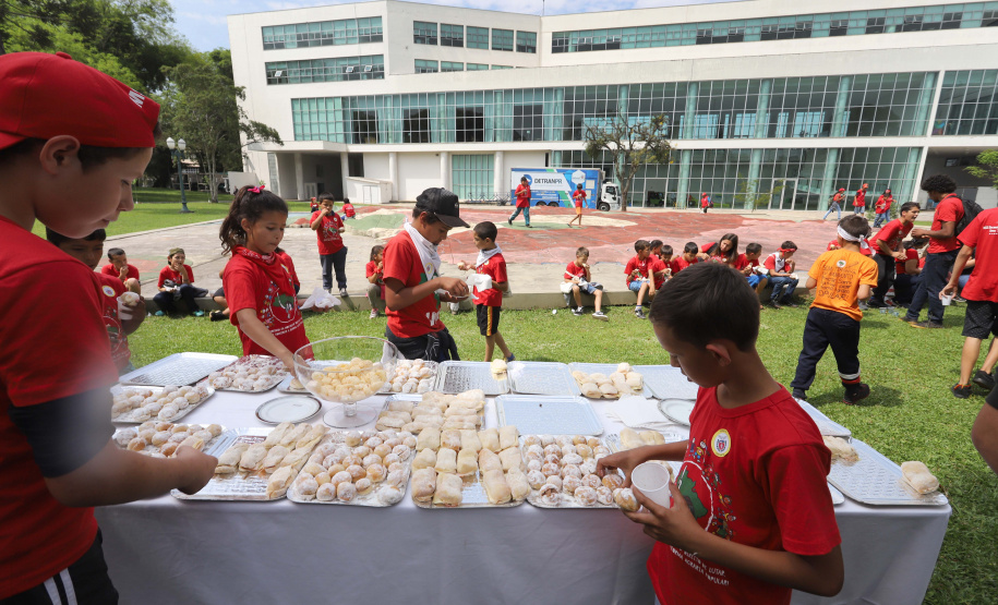 Cerca de 400 crianças do Movimento de Trabalhadores Rurais Sem-Terra (MST) fizeram uma visita, nesta sexta-feira (18), ao Palácio Iguaçu, sede do Executivo estadual. Vindas de diversos acampamentos e assentamentos de todo o Paraná, elas estão em Curitiba para o 13º Encontro Estadual dos Sem Terrinha, que começou na terça-feira (16) e termina nesta sexta. Curitiba, 18-10-19.Foto: Arnaldo Alves / AEN