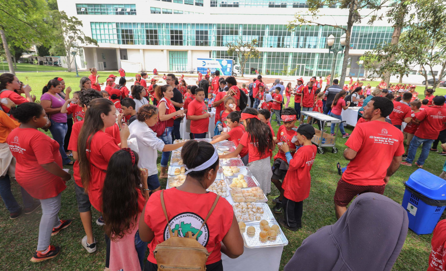 Cerca de 400 crianças do Movimento de Trabalhadores Rurais Sem-Terra (MST) fizeram uma visita, nesta sexta-feira (18), ao Palácio Iguaçu, sede do Executivo estadual. Vindas de diversos acampamentos e assentamentos de todo o Paraná, elas estão em Curitiba para o 13º Encontro Estadual dos Sem Terrinha, que começou na terça-feira (16) e termina nesta sexta. Curitiba, 18-10-19.Foto: Arnaldo Alves / AEN