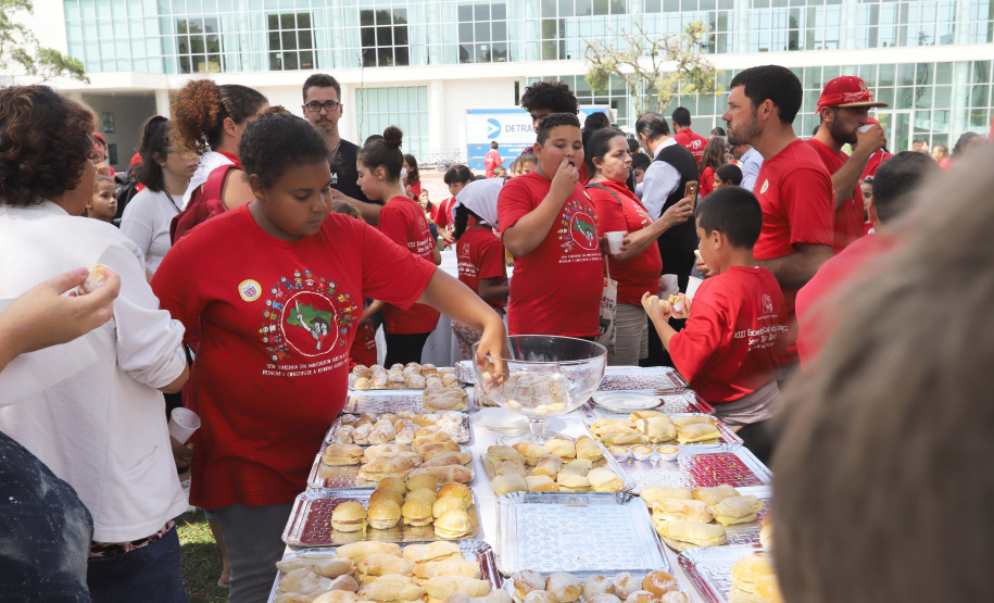 Cerca de 400 crianças do Movimento de Trabalhadores Rurais Sem-Terra (MST) fizeram uma visita, nesta sexta-feira (18), ao Palácio Iguaçu, sede do Executivo estadual. Vindas de diversos acampamentos e assentamentos de todo o Paraná, elas estão em Curitiba para o 13º Encontro Estadual dos Sem Terrinha, que começou na terça-feira (16) e termina nesta sexta. Curitiba, 18-10-19.Foto: Arnaldo Alves / AEN