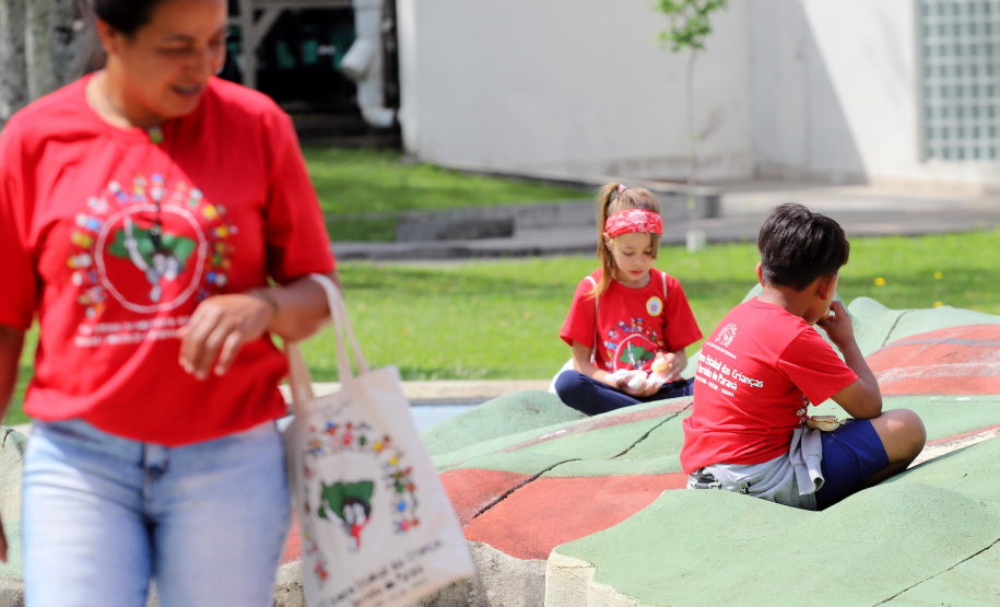 Cerca de 400 crianças do Movimento de Trabalhadores Rurais Sem-Terra (MST) fizeram uma visita, nesta sexta-feira (18), ao Palácio Iguaçu, sede do Executivo estadual. Vindas de diversos acampamentos e assentamentos de todo o Paraná, elas estão em Curitiba para o 13º Encontro Estadual dos Sem Terrinha, que começou na terça-feira (16) e termina nesta sexta. Curitiba, 18-10-19.Foto: Arnaldo Alves / AEN