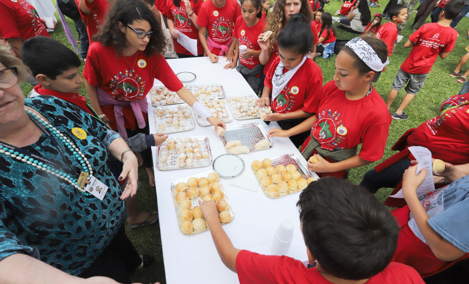 Cerca de 400 crianças do Movimento de Trabalhadores Rurais Sem-Terra (MST) fizeram uma visita, nesta sexta-feira (18), ao Palácio Iguaçu, sede do Executivo estadual. Vindas de diversos acampamentos e assentamentos de todo o Paraná, elas estão em Curitiba para o 13º Encontro Estadual dos Sem Terrinha, que começou na terça-feira (16) e termina nesta sexta. Curitiba, 18-10-19.Foto: Arnaldo Alves / AEN
